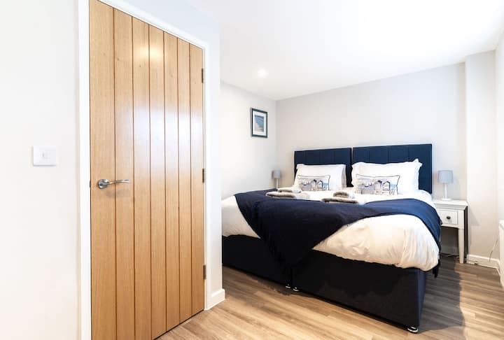 La nostra bella camera da letto luminosa e ariosa può essere configurata come una 
Super King (nella foto) o gemello 