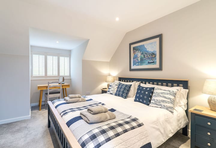 Il super king al secondo piano ha un bagno annesso e una scrivania per lavorare. Questa stanza è inclusa solo per gruppi di almeno 5 persone. Verrà aggiunto un supplemento per l'accesso a questa stanza per gruppi di massimo 4 persone 