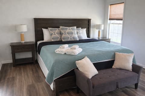 Cozy and sophisticated, Pet friendly full fenced