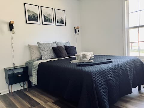 Cozy and sophisticated, mins away from skydiving!