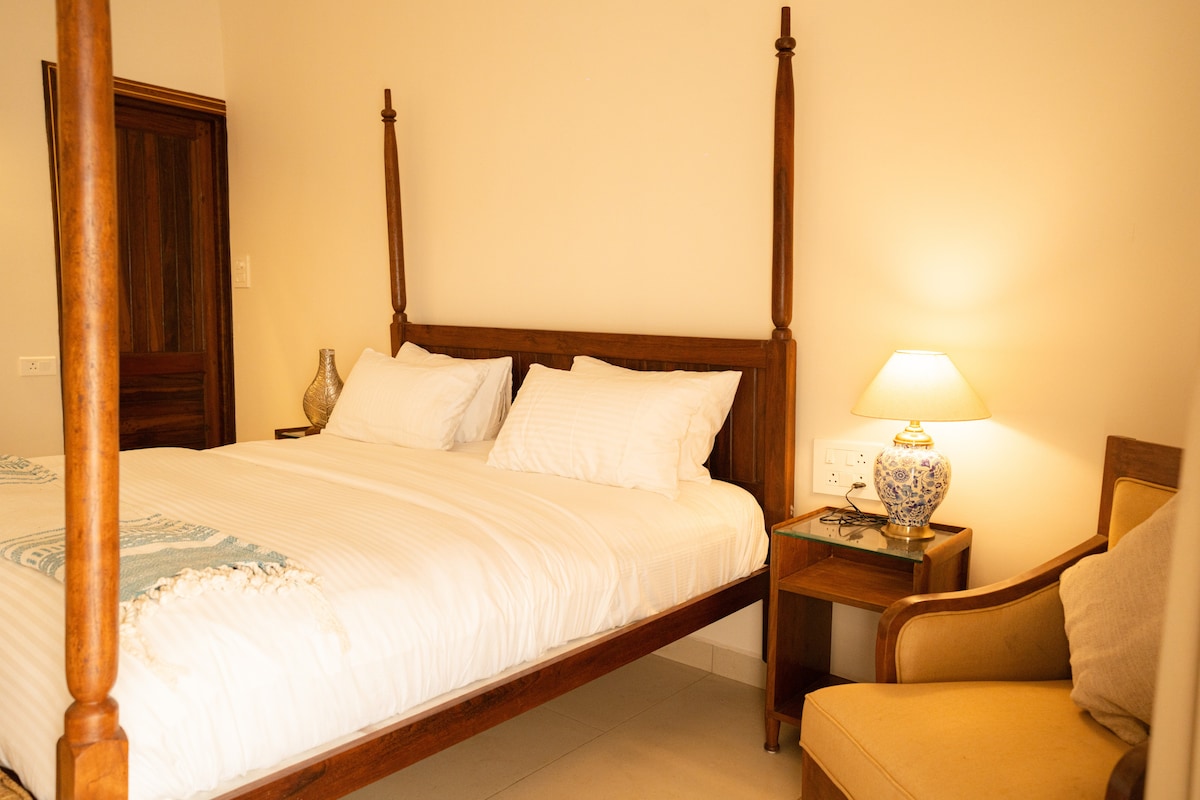 Onze enorme slaapkamer biedt een prachtig uitzicht en beschikt over een balkon met een gezellige zithoek. Het is de perfecte plek om tot rust te komen en te genieten van de serene omgeving.