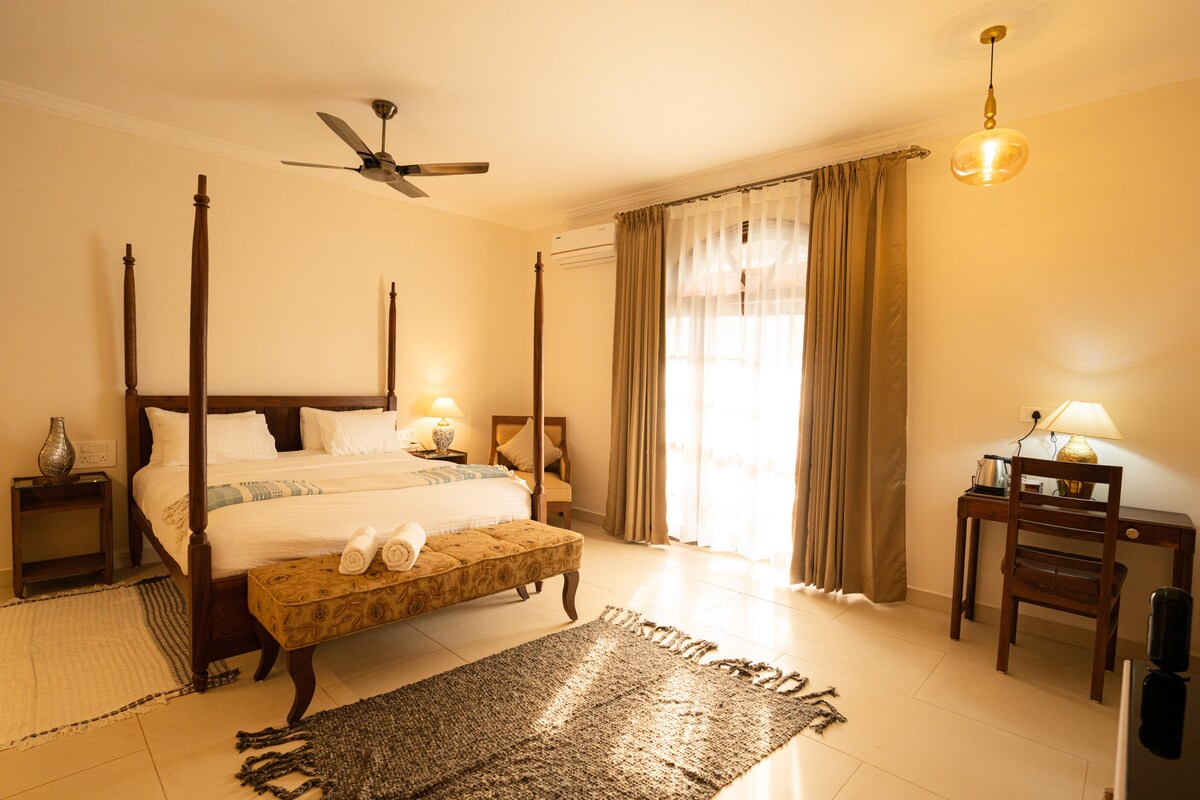 Onze enorme slaapkamer biedt een prachtig uitzicht en beschikt over een balkon met een gezellige zithoek. Het is de perfecte plek om tot rust te komen en te genieten van de serene omgeving.


