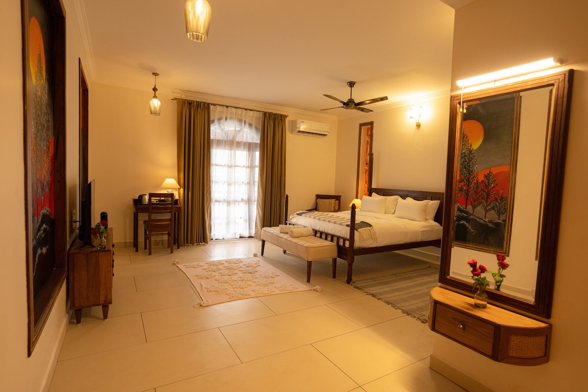 Onze enorme slaapkamer biedt een prachtig uitzicht en beschikt over een balkon met een gezellige zithoek. Het is de perfecte plek om tot rust te komen en te genieten van de serene omgeving.
