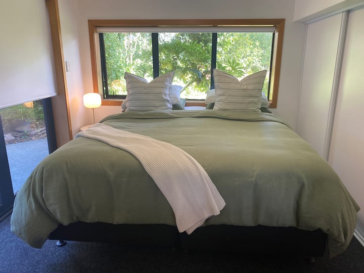 Креветот со големина „super king“ може да се замени со 2 одделни кревета со големина „king“ ако тоа се побара при резервирањето.