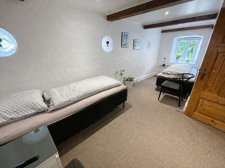 Zweites Schlafzimmer mit zwei Einzelbetten