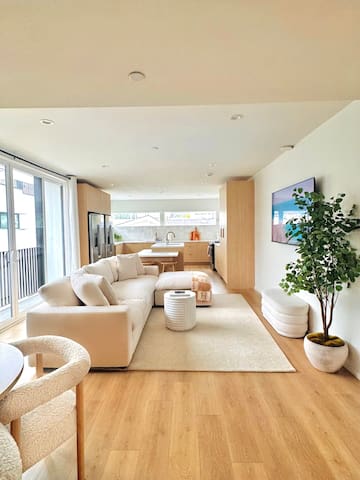 Hollywood View Home | Spacious, Bright & Private