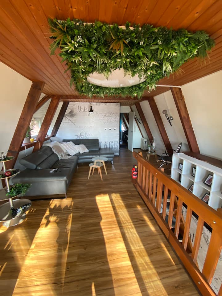 Dhomë ndenjjeje e rehatshme në katin e parë me divan të rehatshëm që mund të zgjatet edhe si krevat vizitorësh 