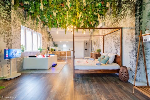 Jungle Palace suite with Jacuzzi 15 min. to Disney