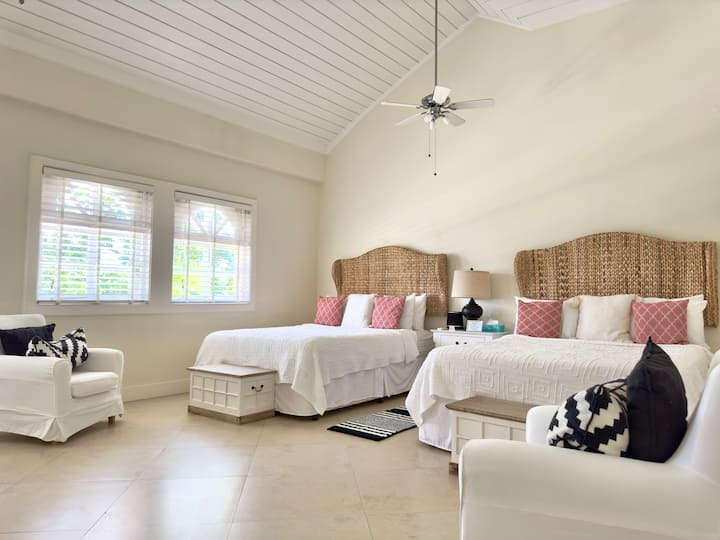 Matumbawe (chumba cha watu wawili - vitanda 2 vya Malkia pamoja na bafu) 