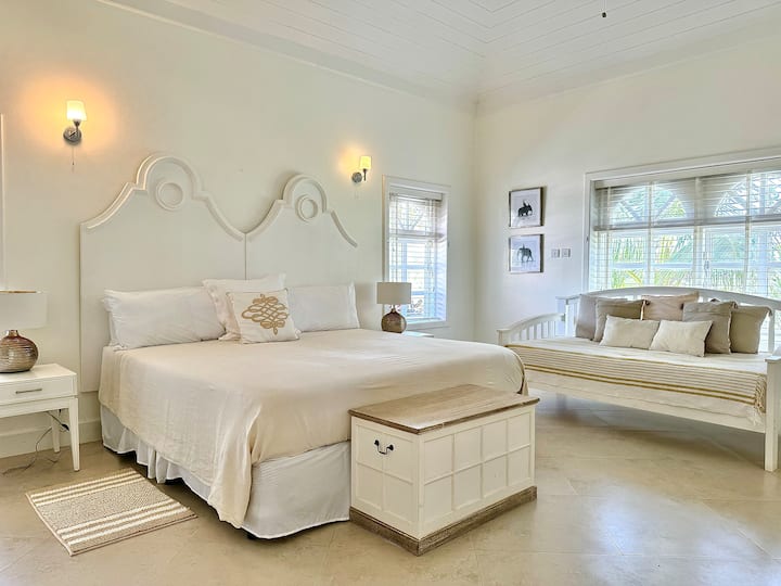 Hummingbird (CHUMBA CHA CHAGUO NYINGI: chumba hiki kinaweza kuwa chumba cha ziada cha Master Bedroom kilicho na kitanda cha ukubwa wa King au kinaweza kuchukua hadi 5 na vitanda viwili pacha vya XL, kitanda kidogo na godoro la hewa lenye ukubwa wa malkia)