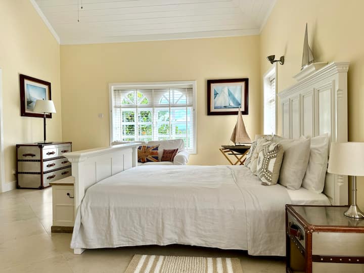 Atlantiki (Queen bed, ensuite with outdoor shower, connects to TV lounge) 