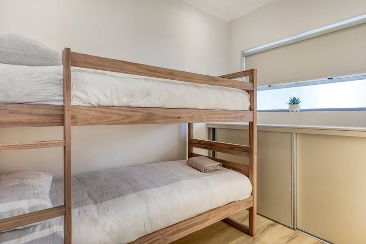 Newly renovated, Luxurious apartment in Camps Bay gallery image 4