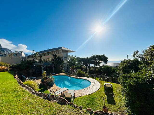 Newly renovated, Luxurious apartment in Camps Bay gallery image 3