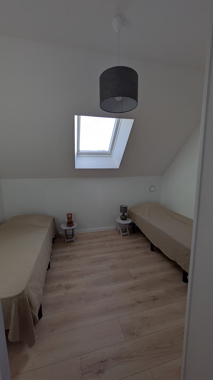 Chambre à l'étage avec 2 lits de 80 x 190. Grand placard.