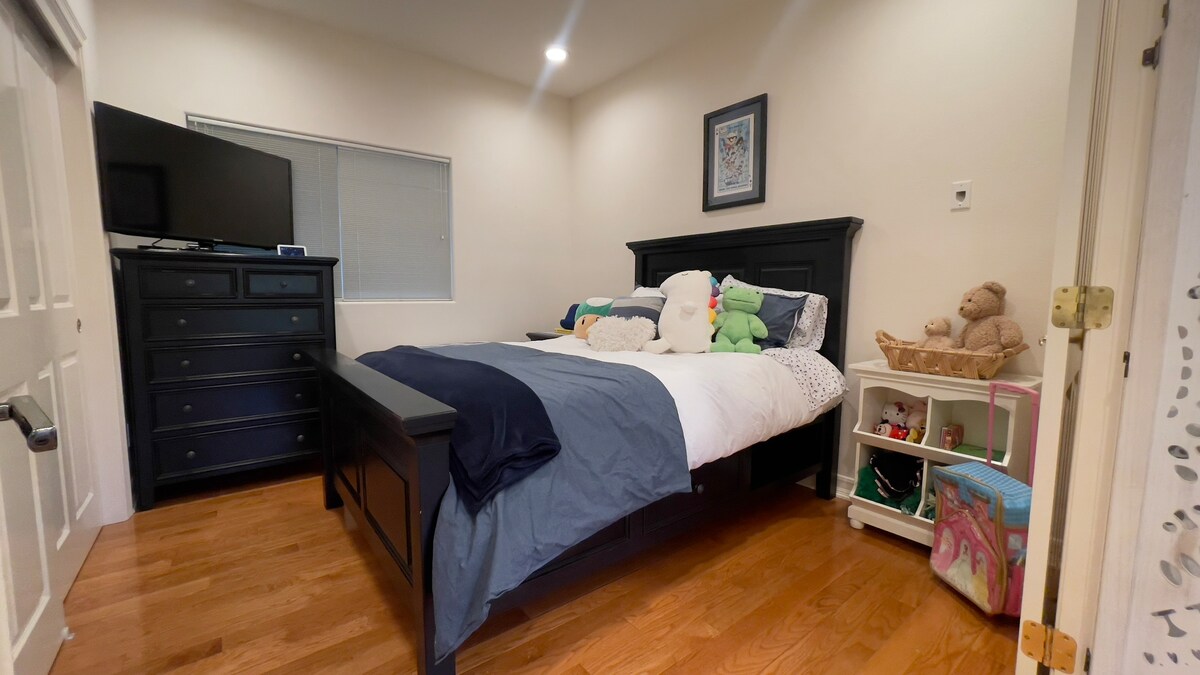 Na zahtjev možemo prije dolaska gostiju prilagoditi spavaću sobu kako bi bila privlačnija djeci. 