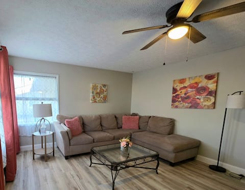 3BedRm Renovated HOUSE w Game Room~10 min to Indy