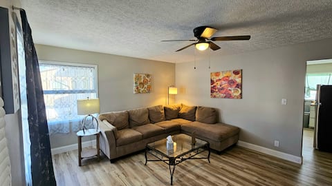 3BedRm Renovated HOUSE w Game Room~10 min to Indy