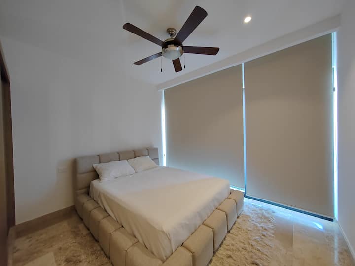 Izba na prízemí s zatemňovacími okenicami