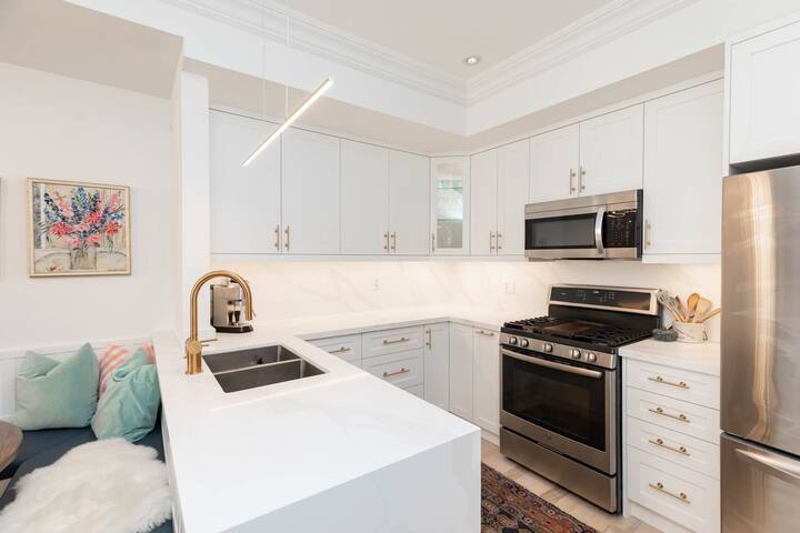 Georgian Townhouse by High Park – Fresh Renos! gallery image 4