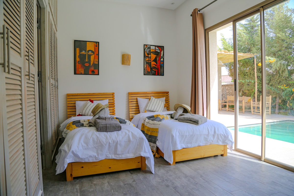 Стая с две единични легла, идеална за деца или приятели