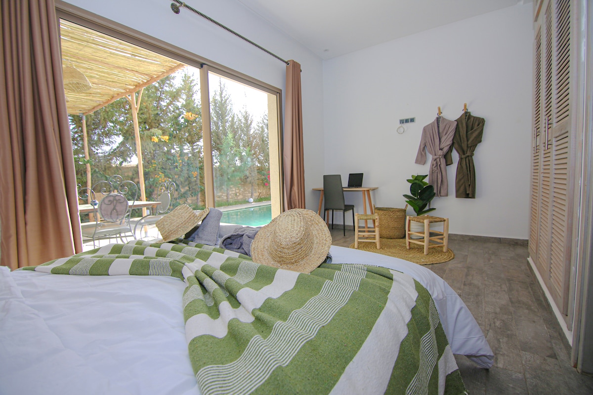 Стая с изглед към басейна и директен достъп до открито






