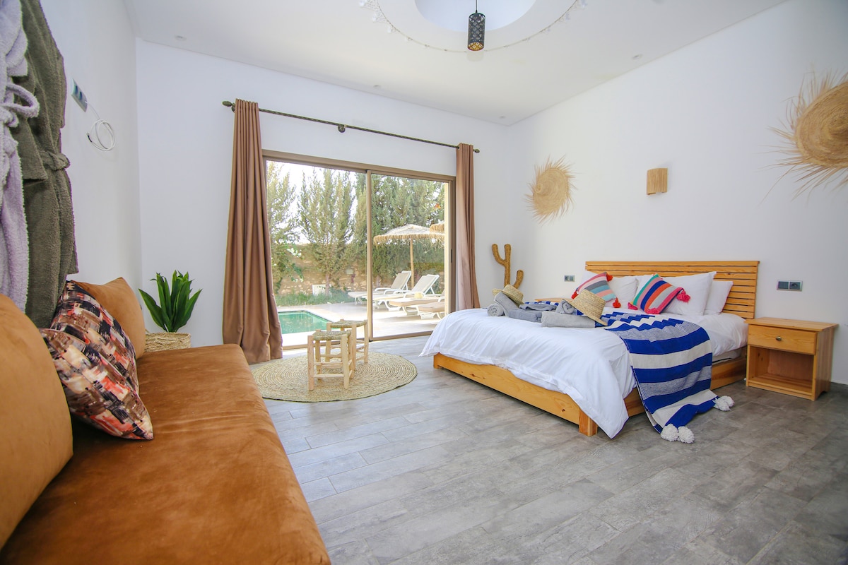 Светъл апартамент с удобно легло и директен достъп до външната част