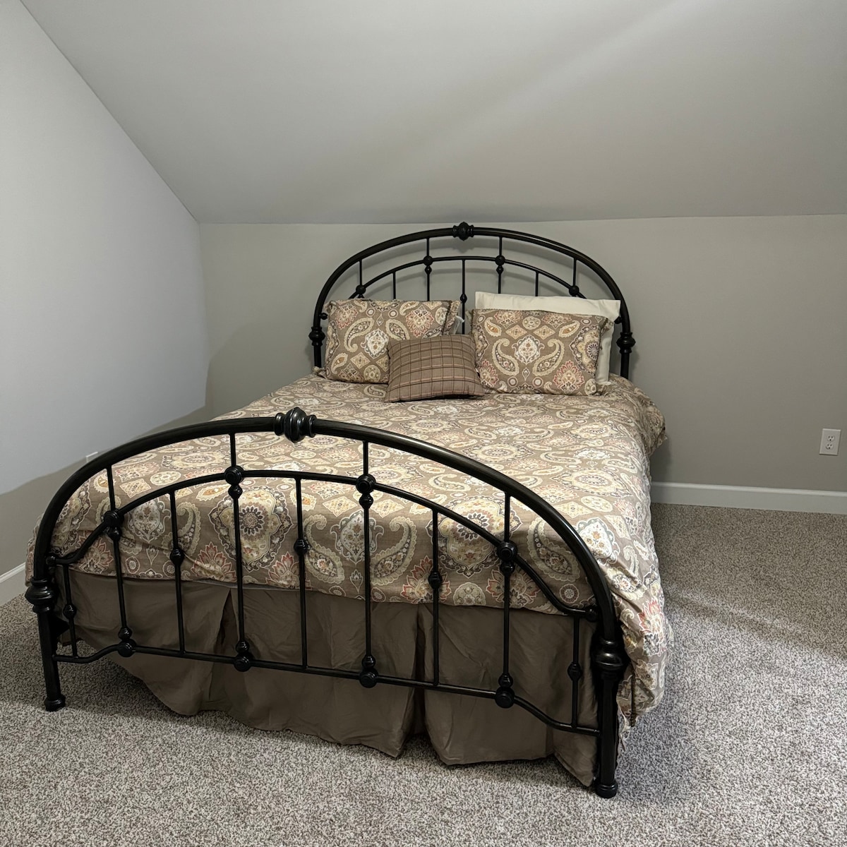 Dormitorio en la planta superior con  baño privado