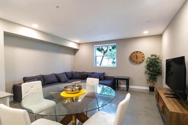Central Hollywood 2bedroom With Pool - Beverly Hills, CA