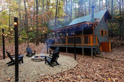 Top performing Airbnb: The Cozy Cabin! Hot tub~Arcade~Fireplace~ Helen GA in Helen