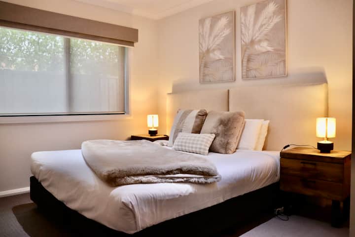 Our King split bed offers the flexibility of one luxury bed or split into two single beds.    All our rooms come with freshly laundered hotel quality linen.