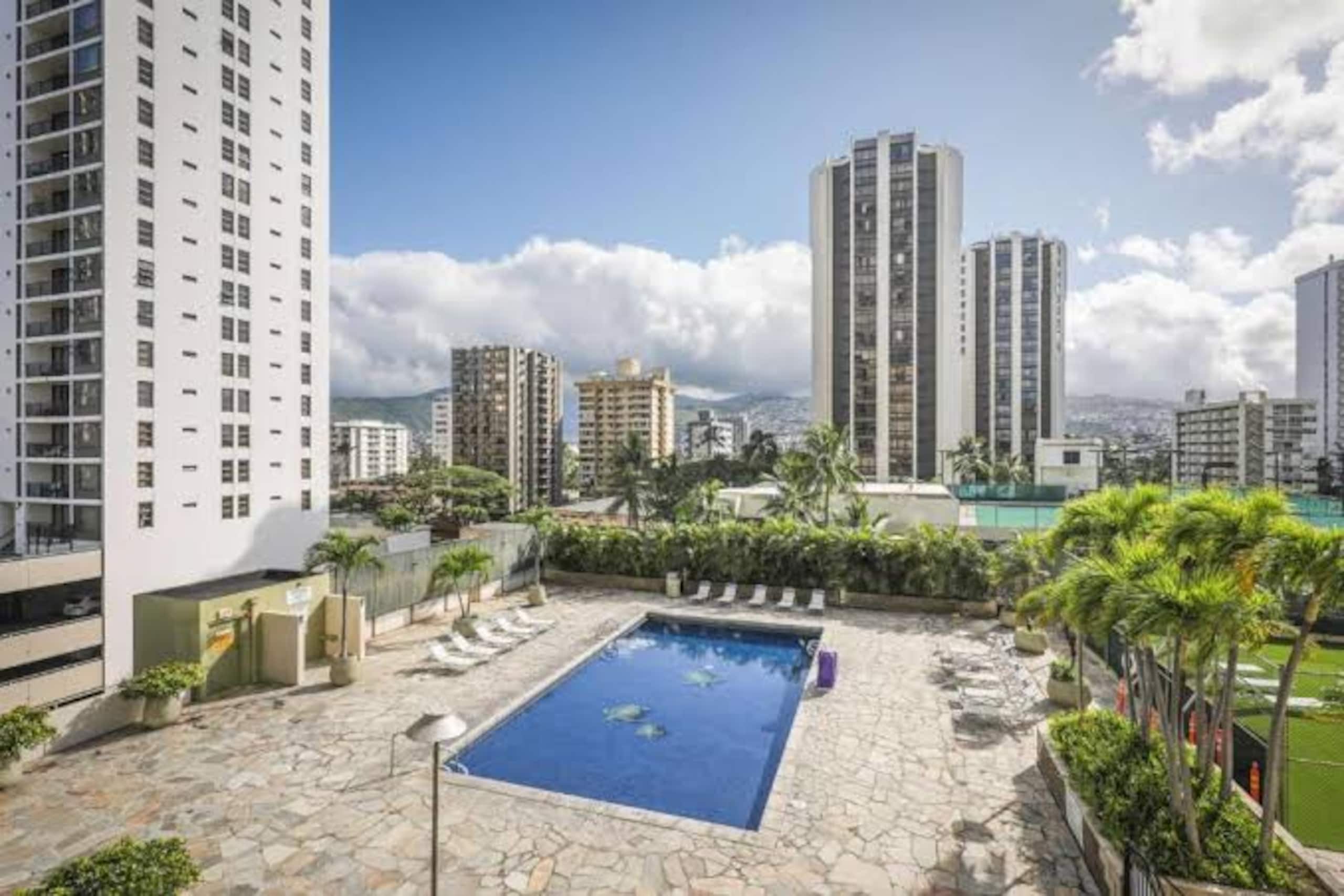 Condo in Honolulu · ★4.87 · 1 bedroom · 2 beds · 1 private bath - Image 30