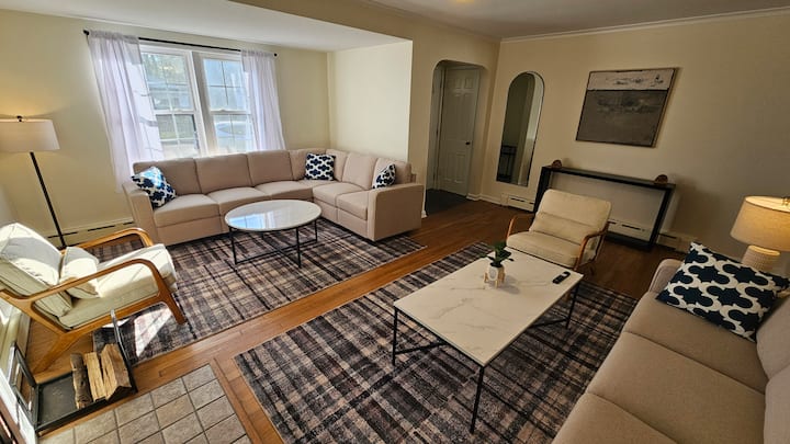Large Cape Cod, Hot Tub, Outside Entertaining! - Polaris, OH