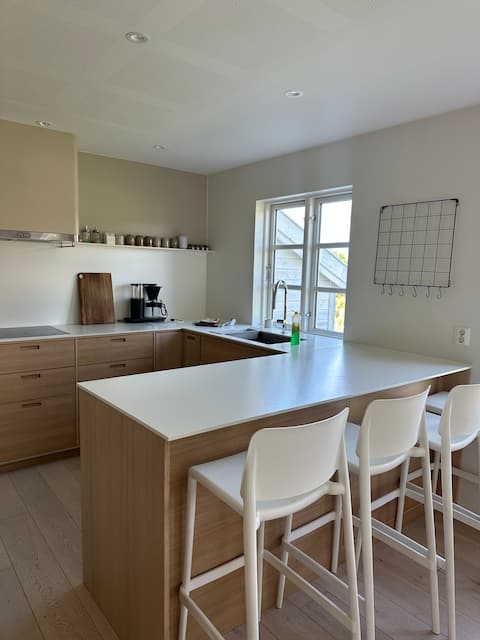 Cosy, modern home - walking distance to beach