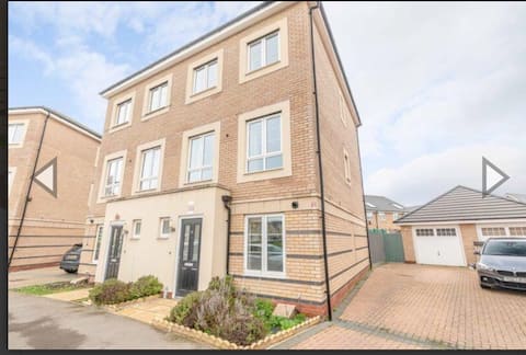 Legoland & Windsor. Comfy House. Parking. Upto 8