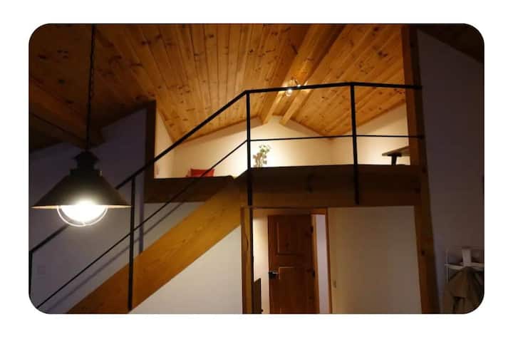 Мезанинот... Удобен, корисен простор за сместување до тројца гости кои сакаат да уживаат во овој прекрасен дом.