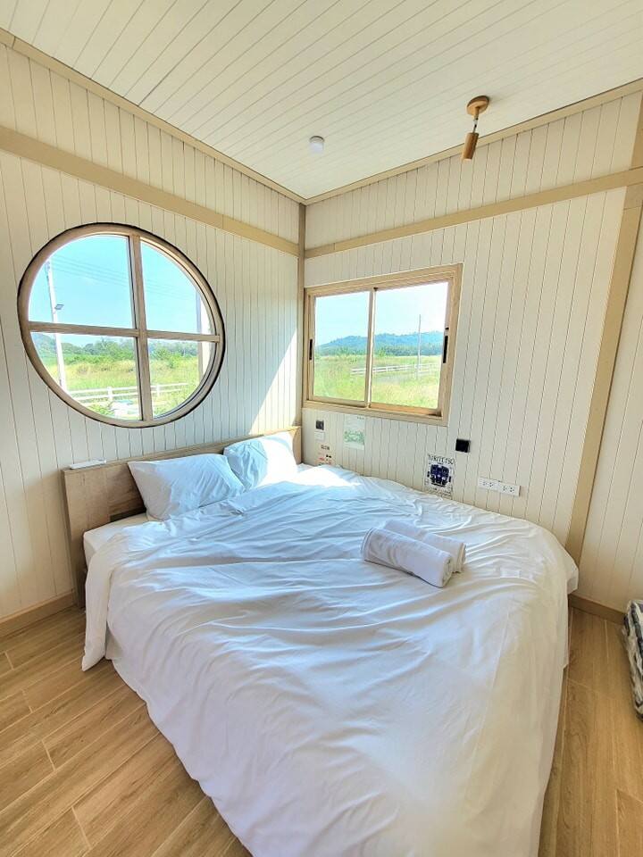 Dhoma e gjumit 1 poshtë. Krevat dopio "king" me ajër të kondicionuar.