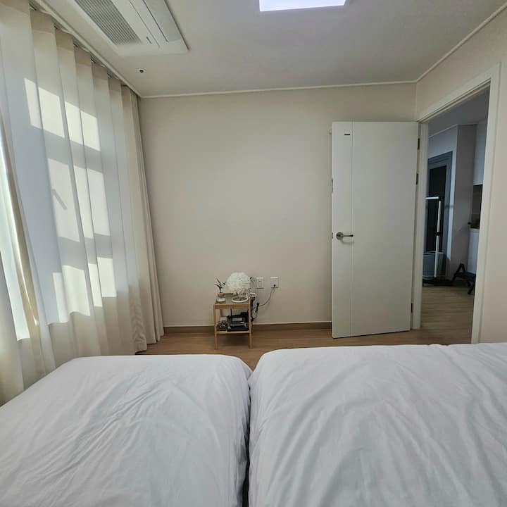 1 cama tamaño queen 1 cama individual 