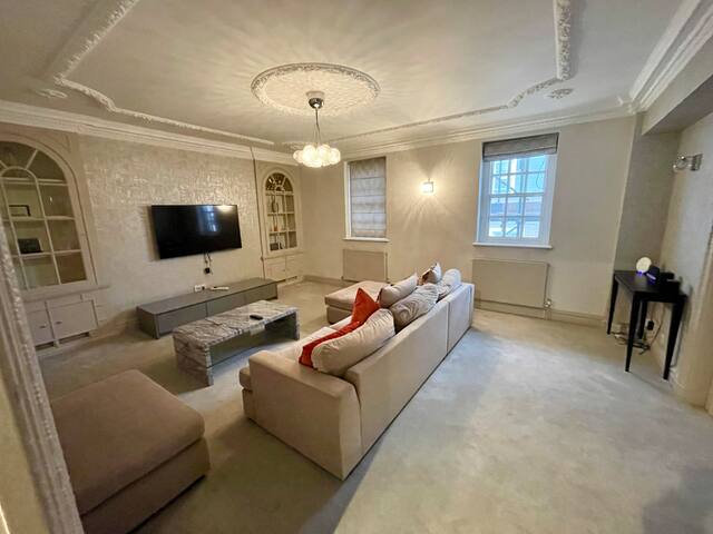 Central Mayfair 3 Bed Apartment – 2000ft/185 sqm gallery image 2