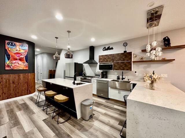 Ultra modern new home w/rooftop gallery image 4