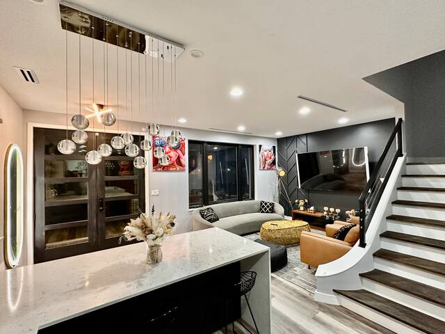 Ultra modern new home w/rooftop gallery image 2