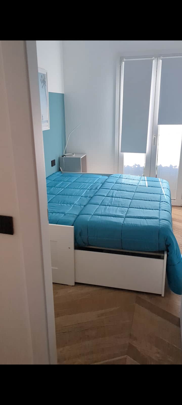 Possibilité d’extraire un deuxième lit de la structure et de devenir à 2 places (2 lits simples non divisibles), ce qui le rend parfait pour accueillir deux personnes.
Ici aussi, vous trouverez des oreillers en mousse à mémoire de forme, une armoire et un poste de travail.
