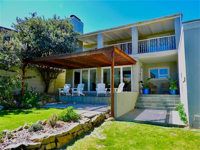 Lil’ Easy Beach House – Great location and views gallery image 2