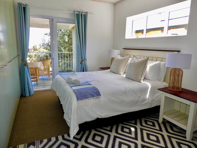 Lil’ Easy Beach House – Great location and views gallery image 4