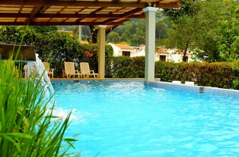 7 km from Antigua, Pool and Volcano View