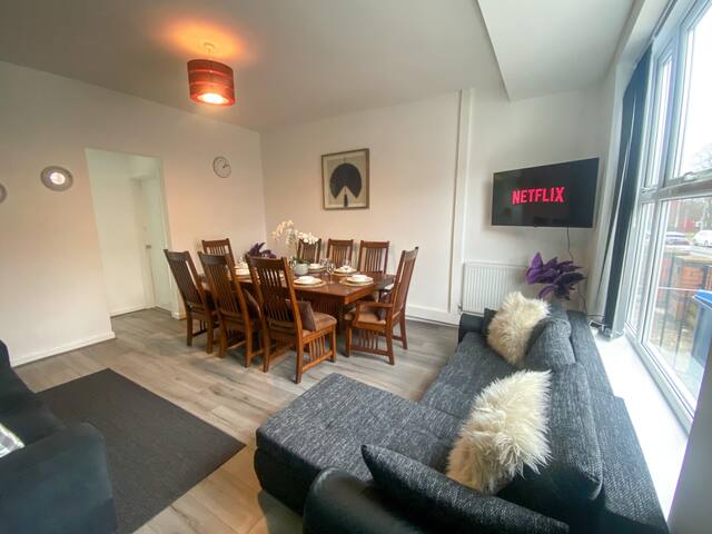 Luxury 5 bedrooms Townhouse near City Centre