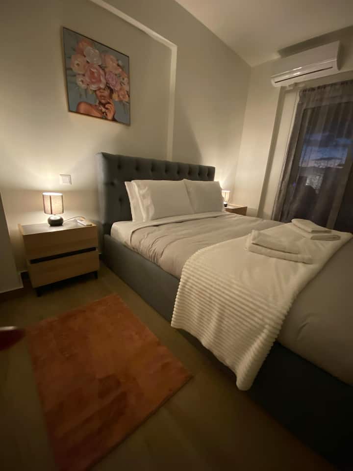 זה חדר השינה הגדול ביותר... 
שירותים לאורח: מזגן, מגהץ בגדים וקרש גיהוץ, גלילים אוטומטיים לחלונות.  
חדר גדול ונוח שמספק גם מיטת תינוק לפי בקשה. 