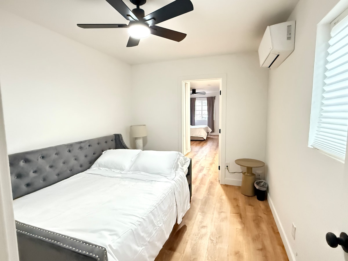 ツインマットレス付きフルサイズのトランドルベッド1台 