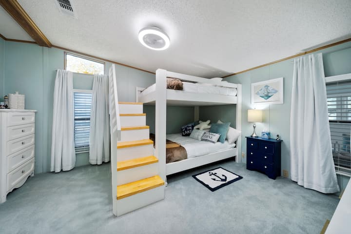 Ova spavaća soba ima bračni krevet (160x200). 