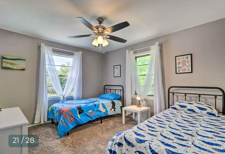 Соба на горниот кат со 2 двокреветни кревета и паметен телевизор - совршена за деца