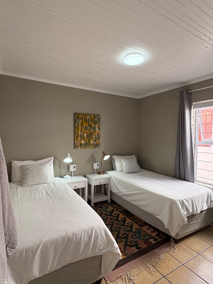 Spavaća soba 3: udobna spavaća soba u prizemlju s 2 kreveta za jednu osobu
Prirodno svjetlo
Zajednička kupaonica sa spavaćom sobom 4